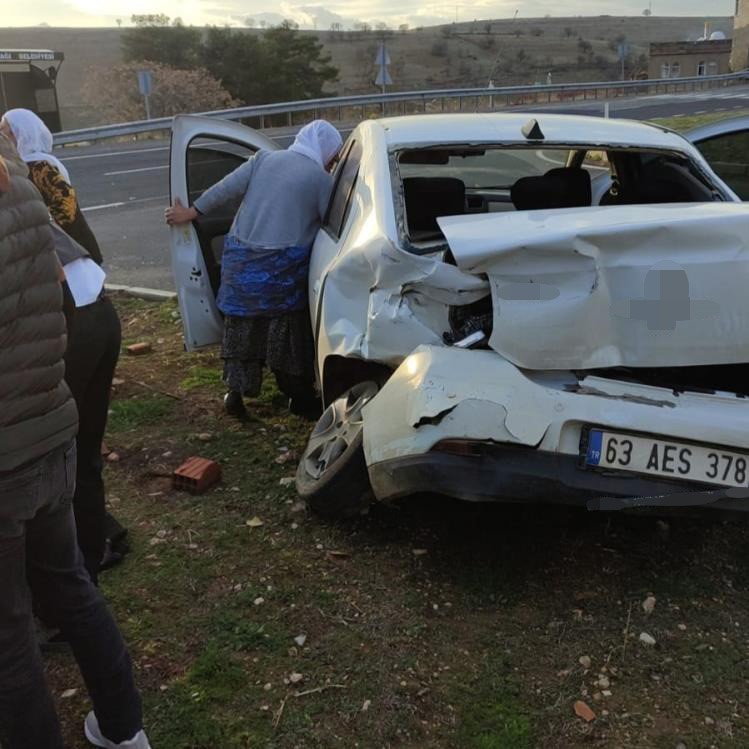 Mardin&rsquo;de otomobiller &ccedil;arpıştı: 3 yaralı
