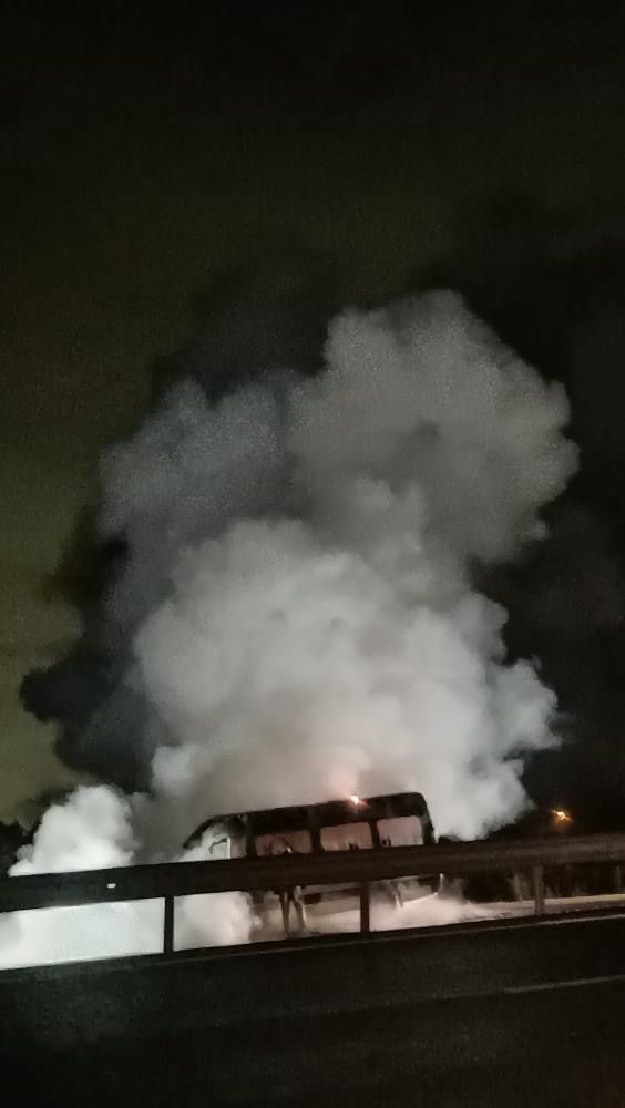 Servis minibüsü alev alev yandı
