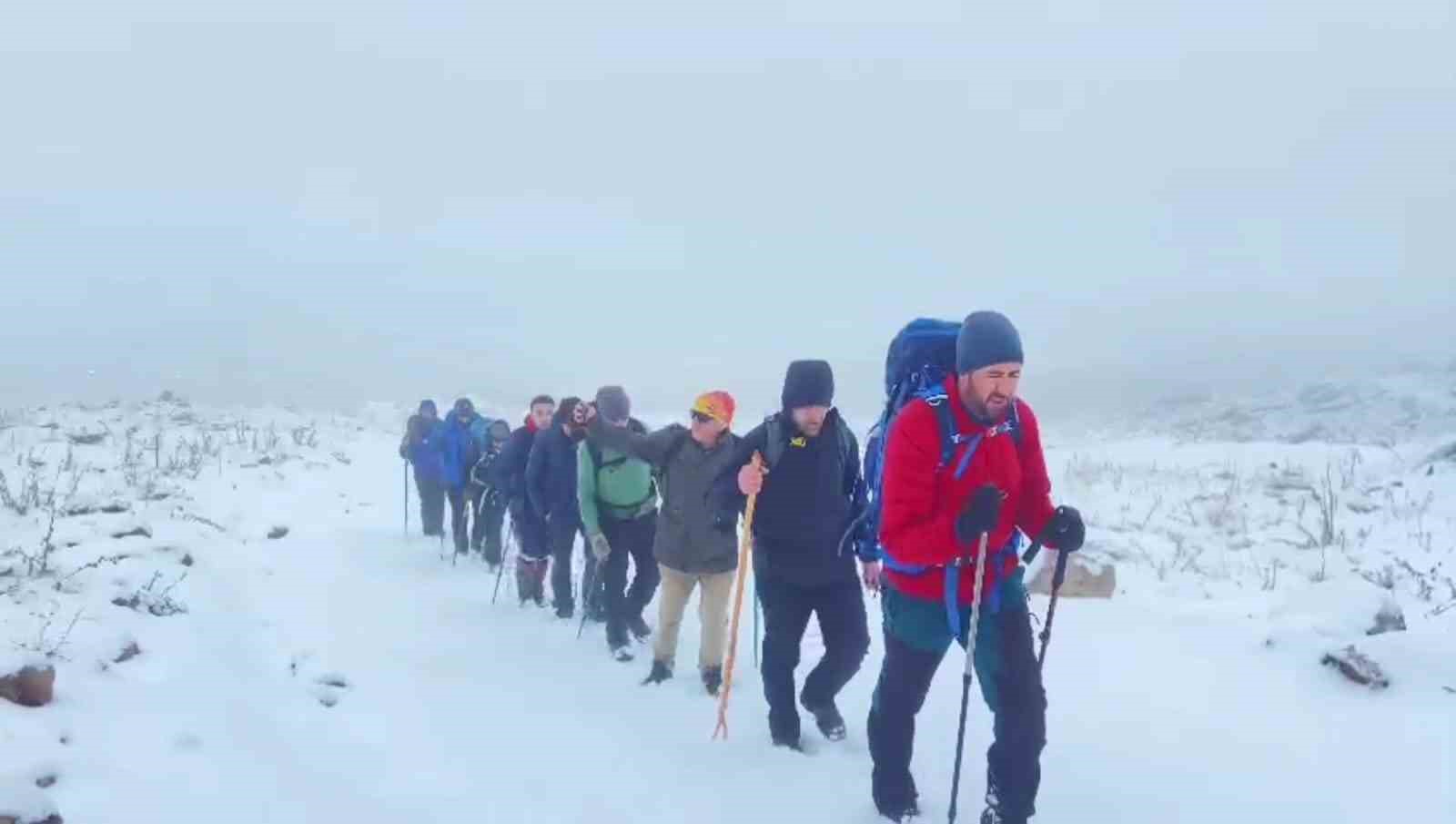 Aktivistler kar ve tipiye rağmen Esruk Dağı&rsquo;na tırmandı
