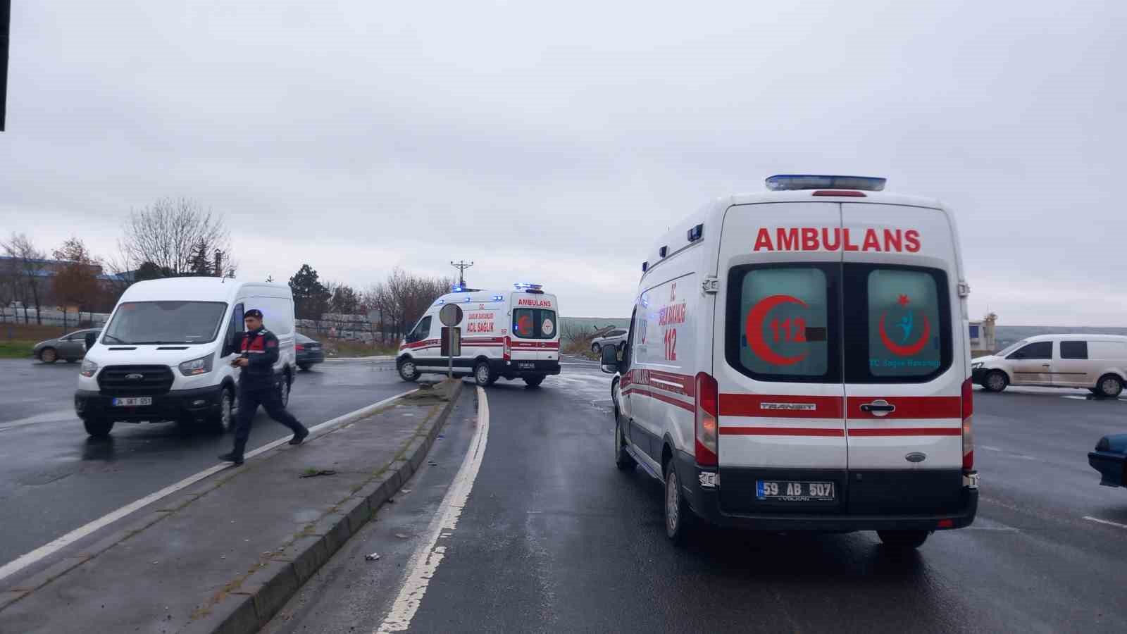 Tırla &ccedil;arpışan minib&uuml;ste sıkışan yabancı uyruklu s&uuml;r&uuml;c&uuml;y&uuml; itfaiye kurtardı
