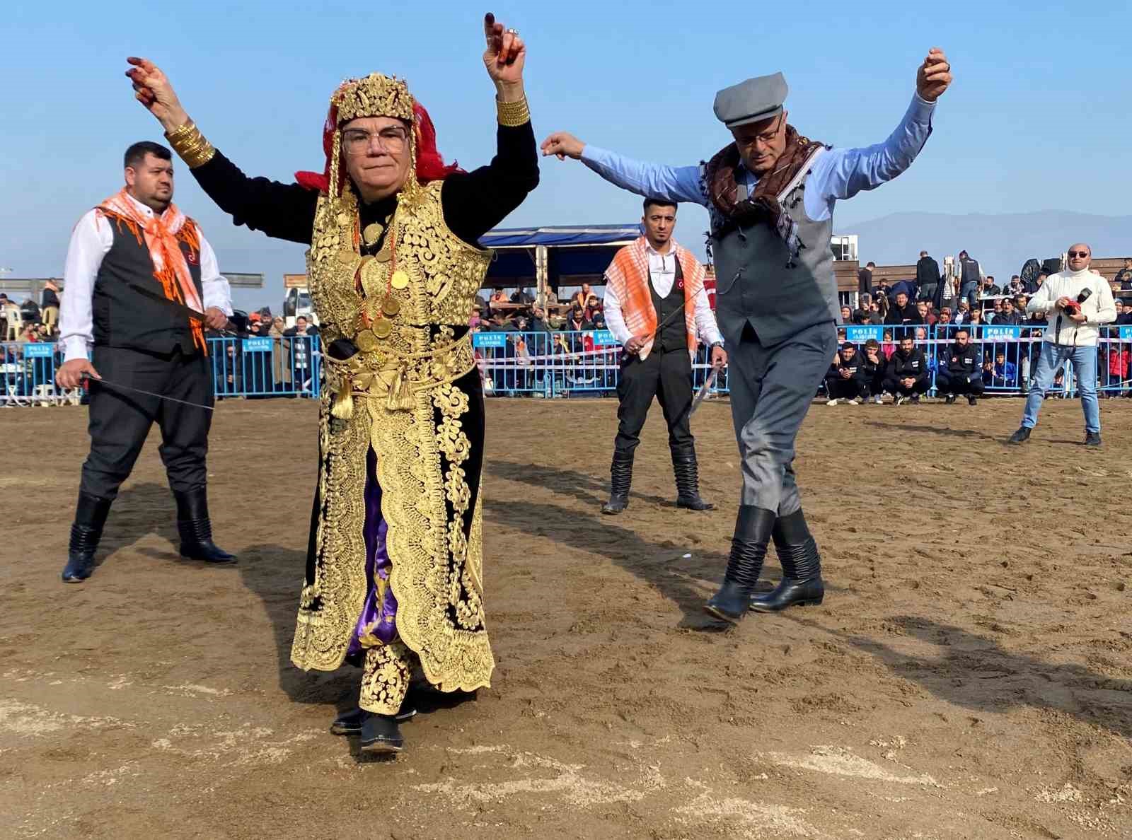 Alaşehir’de deve güreşi kültürü yaşatılıyor