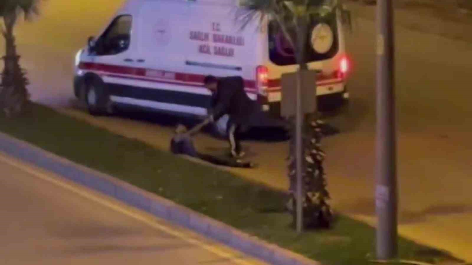 Bı&ccedil;aklanıp yolun ortasına atıldı, kimse yardımına koşmadı
