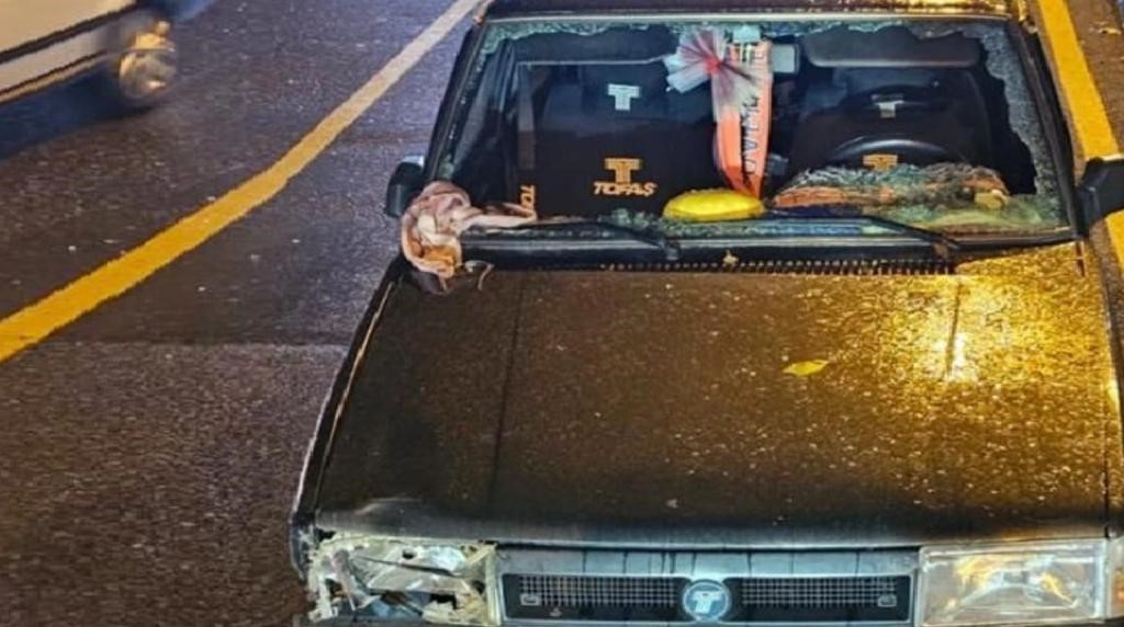 Otomobilin &ccedil;arptığı kadın metrelerce savruldu
