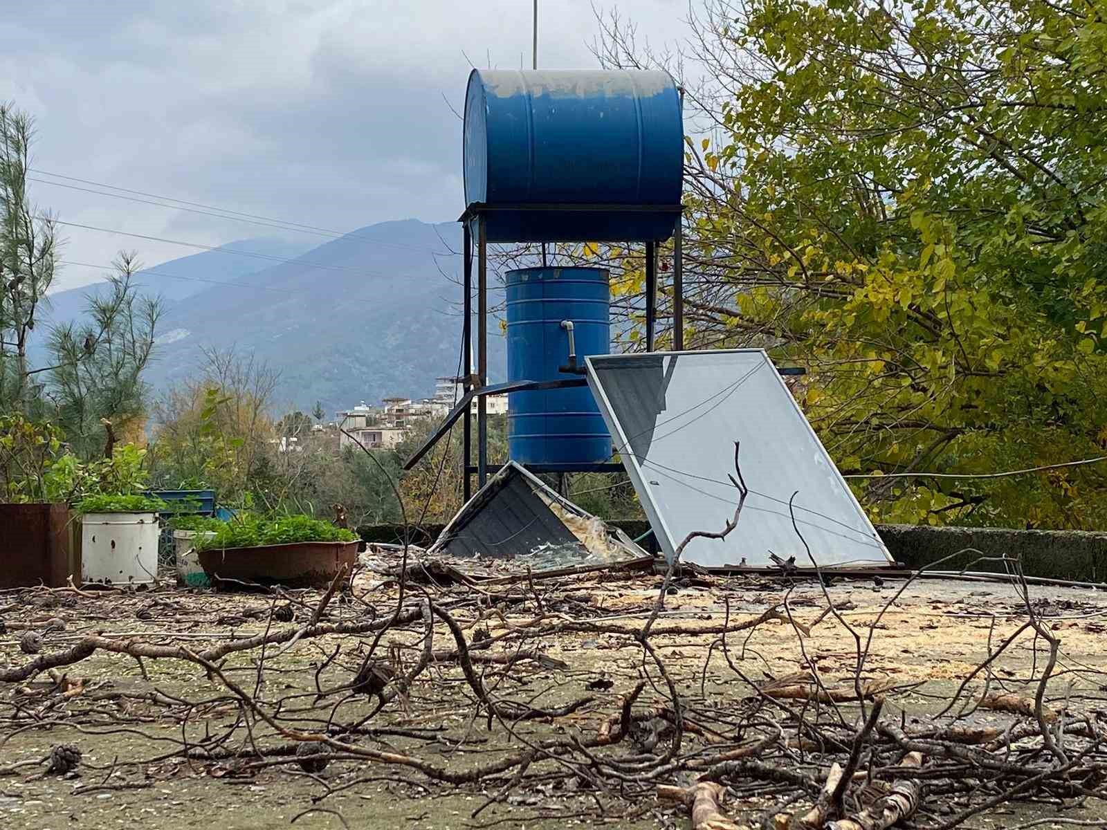 Osmaniye’de çam ağacı evin üzerine devrildi
