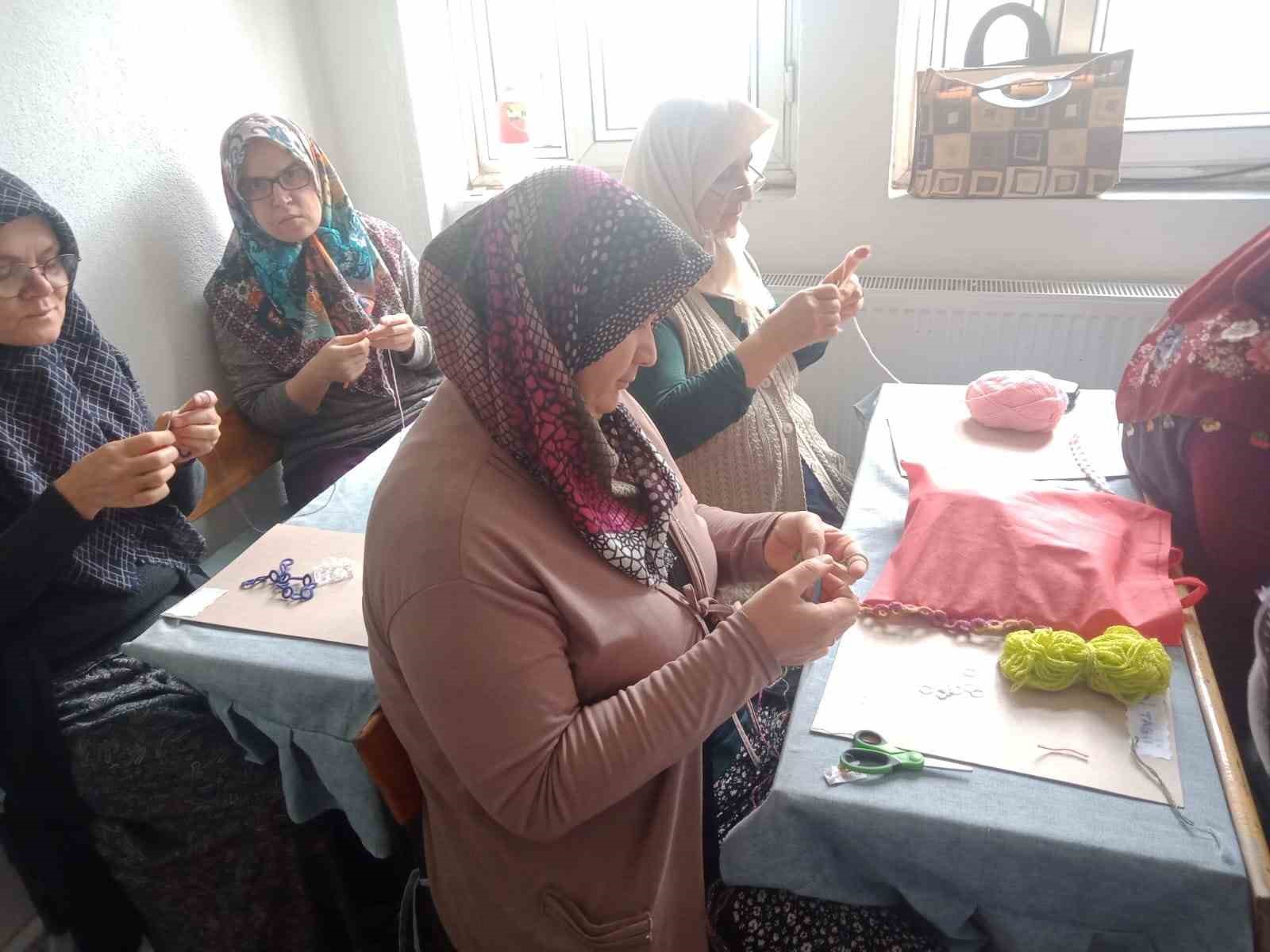 Simav&rsquo;da Kur&rsquo;an Kursunda tecvid kuralının harfleri &ouml;rg&uuml; ile hazırlanıyor
