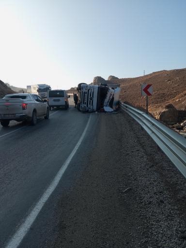 Kontrolden çıkan tır devrildi: 1 yaralı