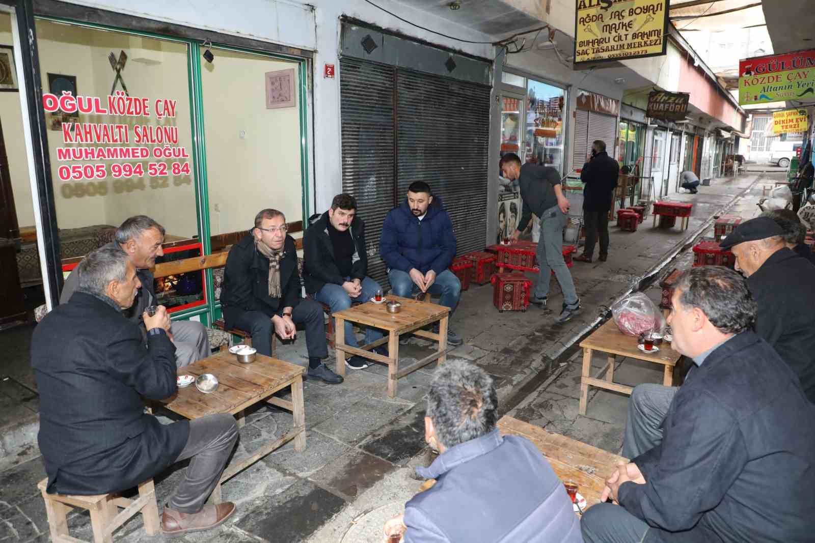 Vali Ziya Polat, vatandaşlarla k&ouml;zde &ccedil;ay i&ccedil;ti
