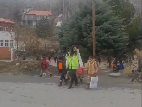Hakkari polisinden okul tedbiri

