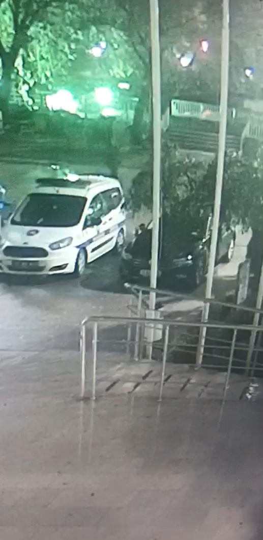 Armutlu Belediye Başkanı&rsquo;nın makam ve şahsi ara&ccedil;larına saldırı
