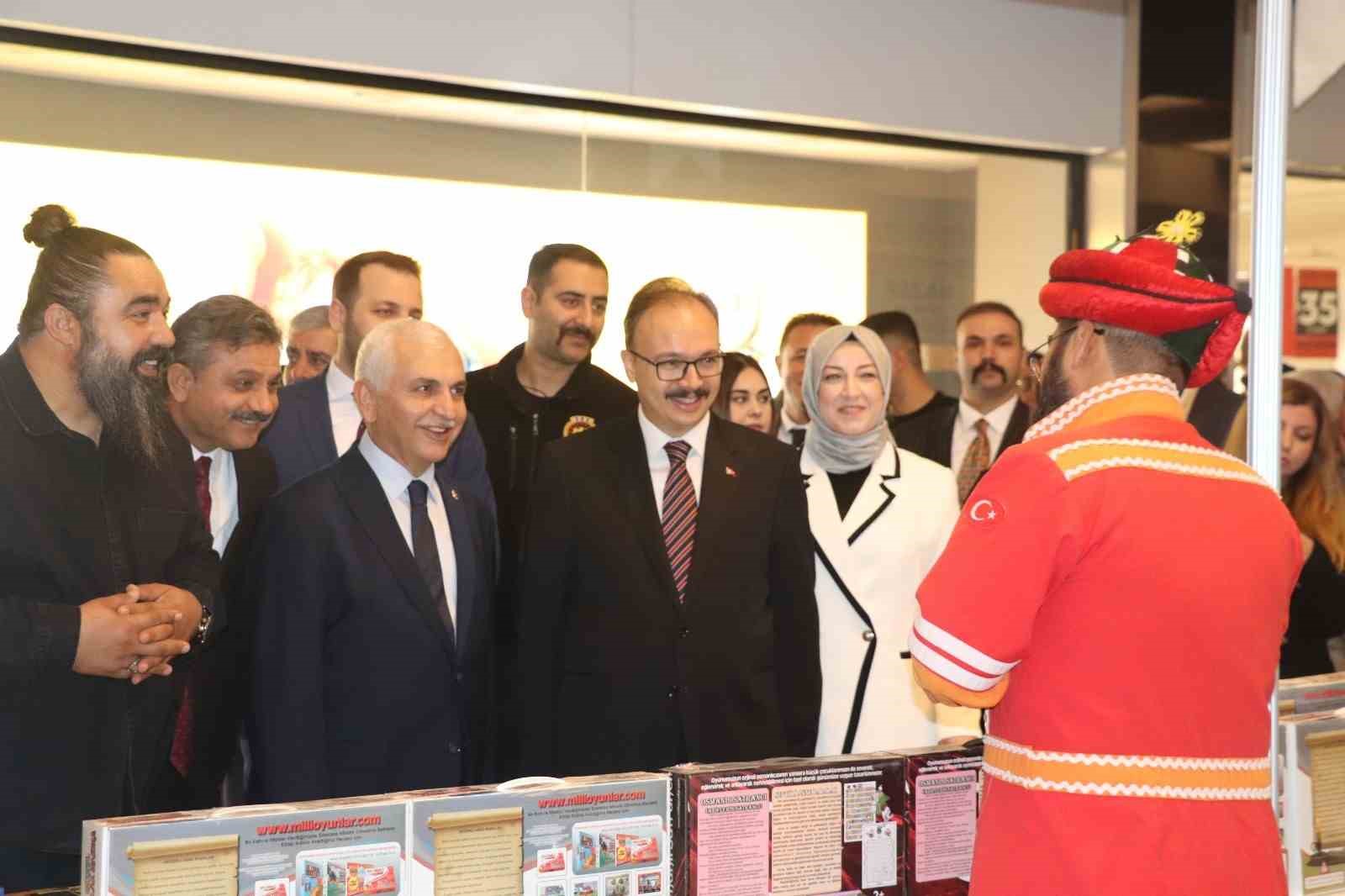 Siirt&rsquo;te binlerce kitap okuyucusunun beğenisine sunuldu
