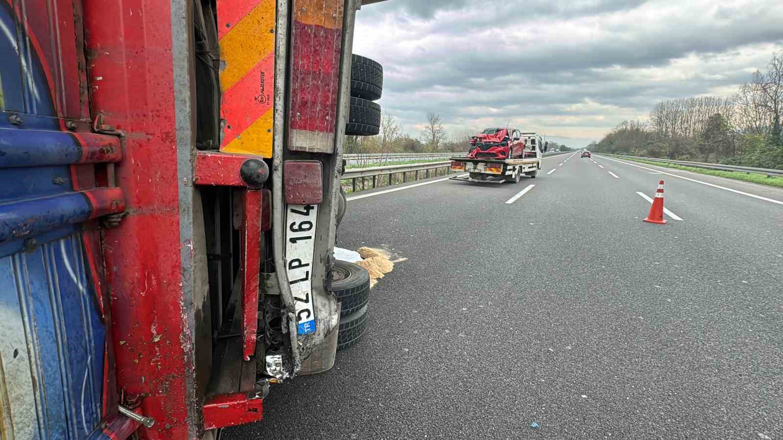 Otomobilin &ccedil;arptığı kamyon devrildi: 2 yaralı
