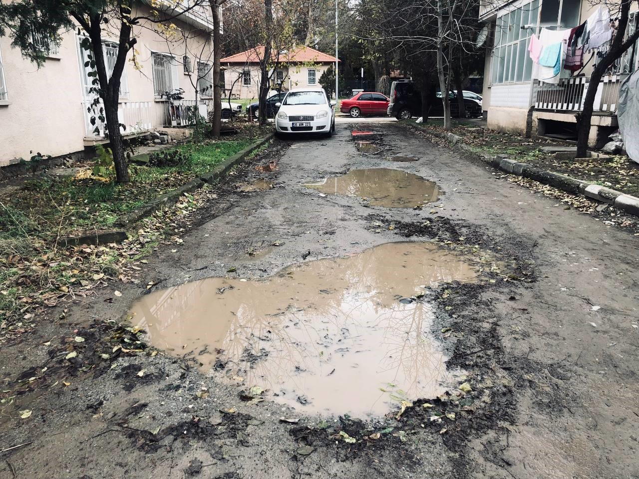 Erzincan&rsquo;da ara sokaklarda yollar k&ouml;stebek yuvasına d&ouml;nd&uuml;
