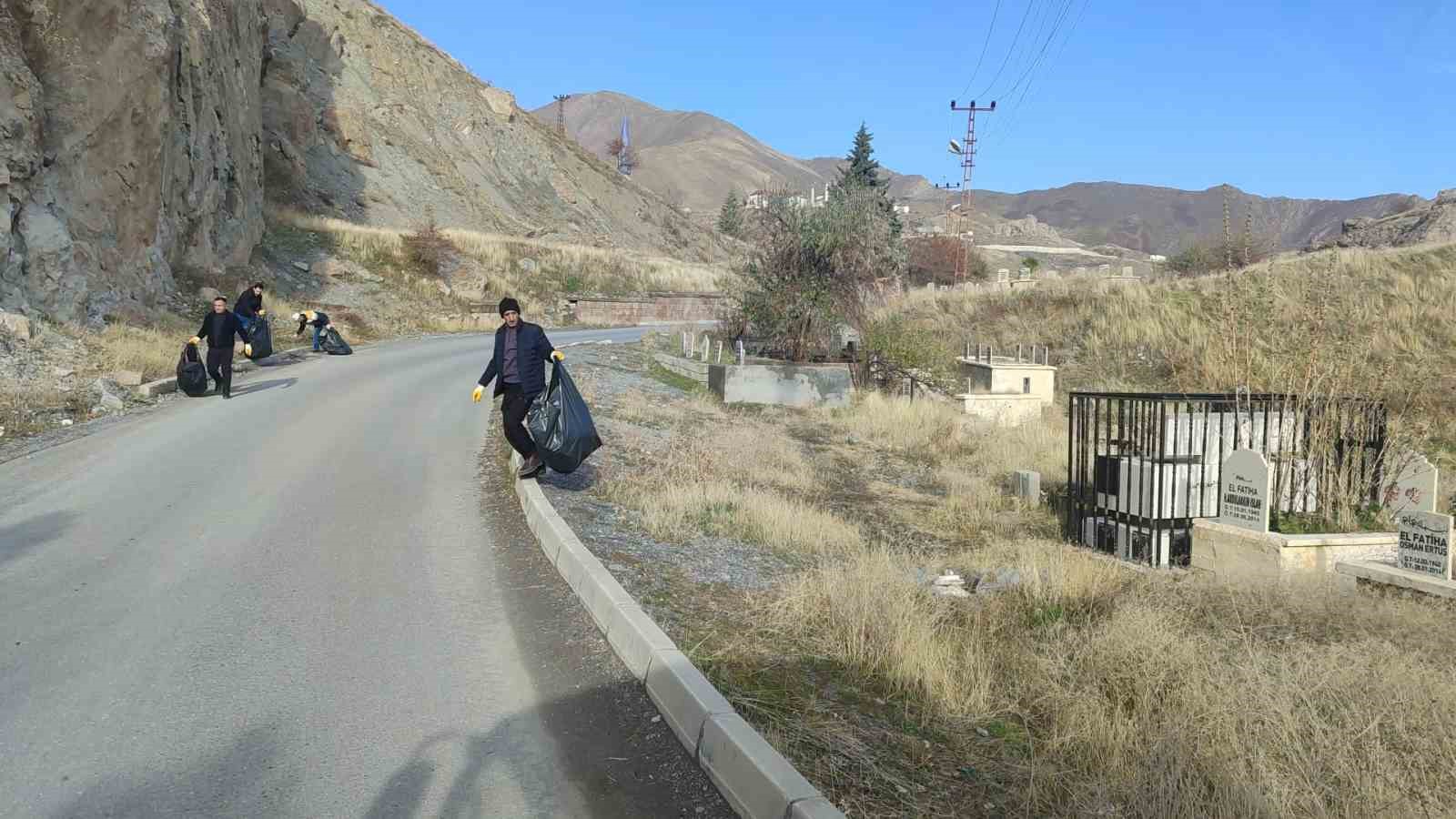 Mezarlıklarda temizlik &ccedil;alışması başlatıldı
