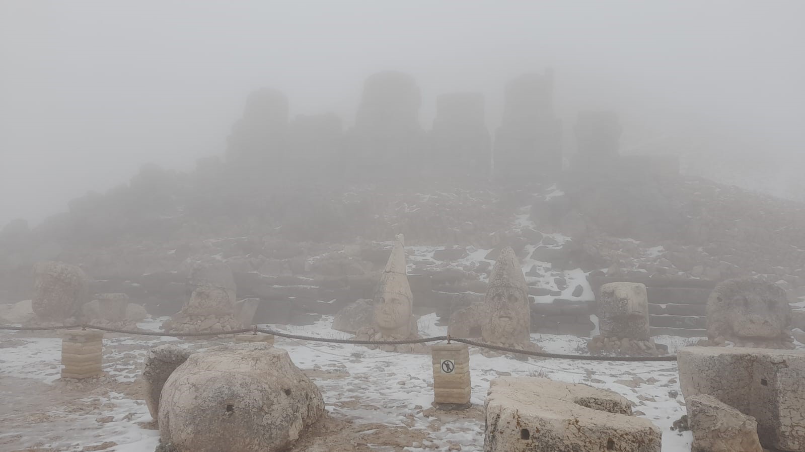 Beyaza b&uuml;r&uuml;nen Nemrut Dağı sisin etkisine girdi
