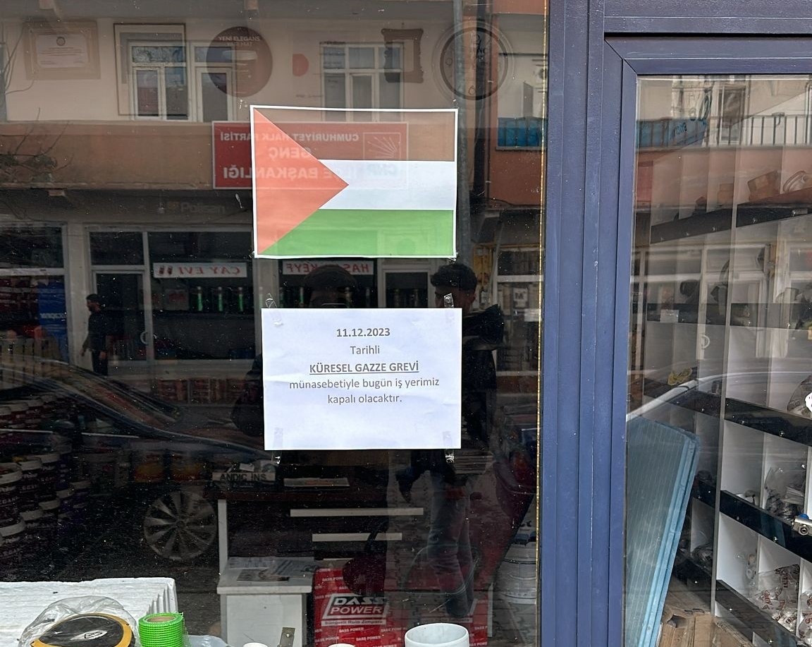 Esnaf, Gazze i&ccedil;in iş yerlerine kilit vurdu
