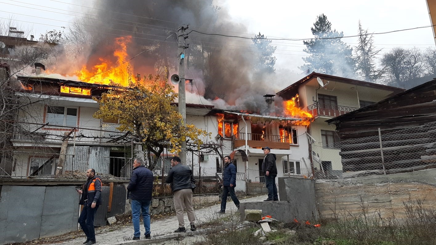 Bolu’da 4 ev alevlere teslim oldu
