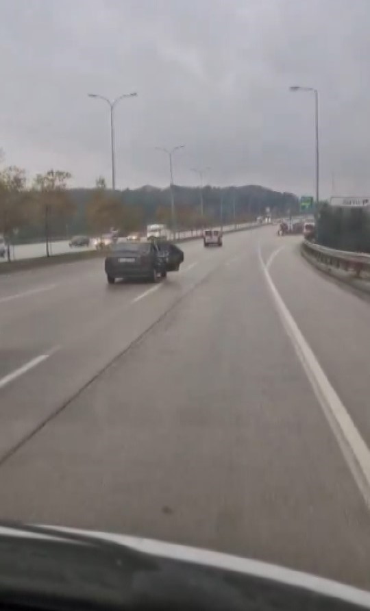 Trafikte kapısı açık şekilde yük taşıyan araç trafiği tehlikeye attı
