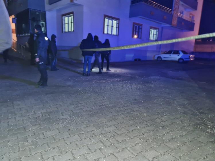 Amca ile yeğen arasında telefonda başlayan tartışma kanlı bitti: 1 ölü, 1 ağır yaralı
