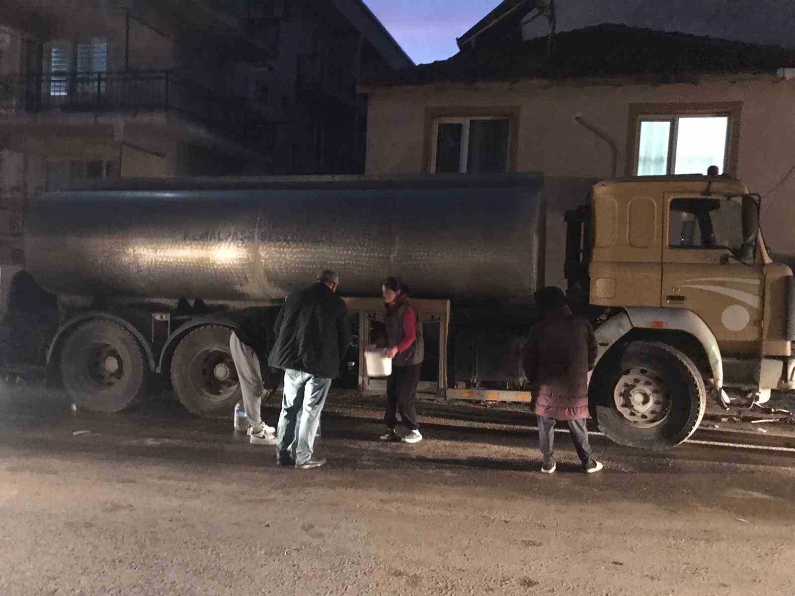 İzmir’in o ilçesinde 3 gündür su çilesi: Tankerler önünde kuyruk
