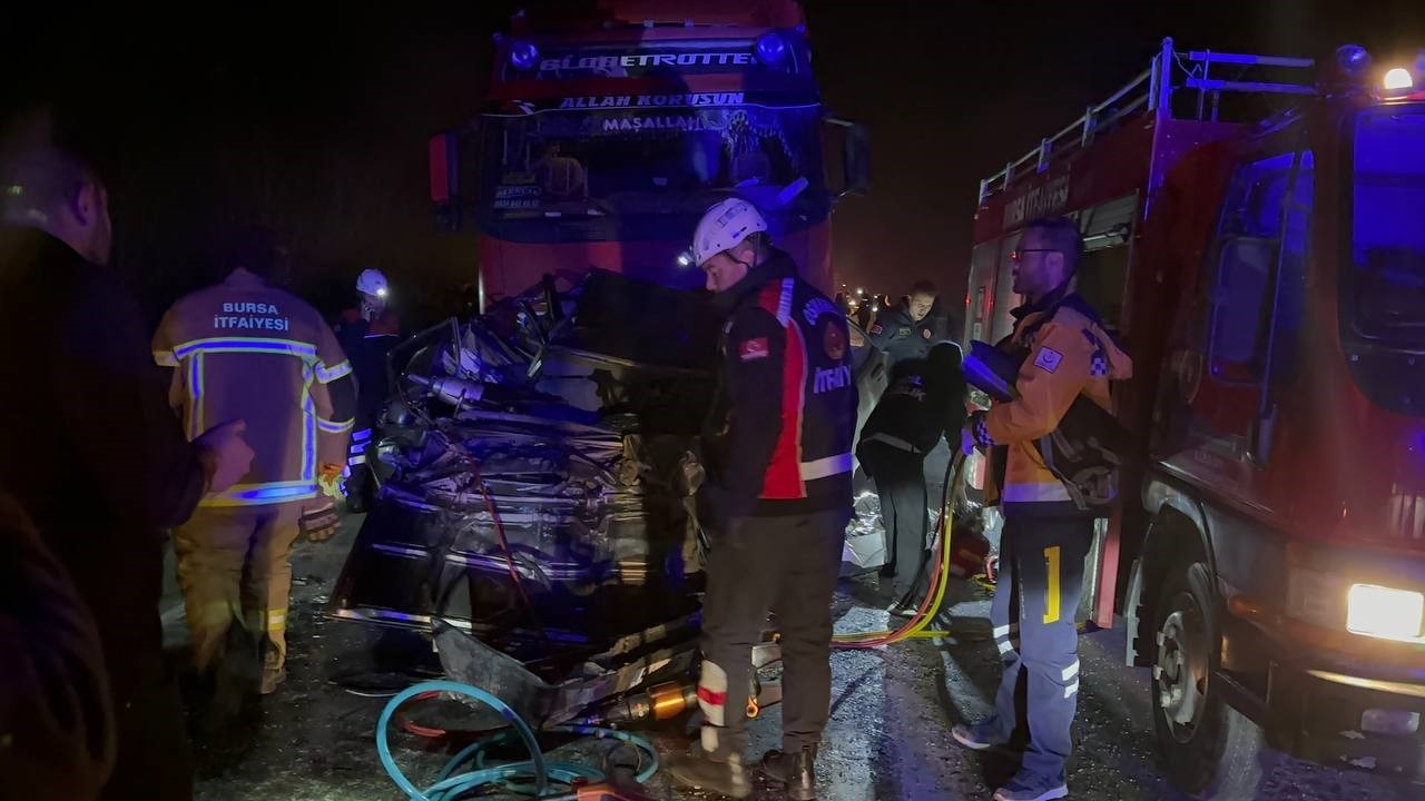 Otomobil iki tırın arasında sıkıştı: 1 &ouml;l&uuml;, 1 yaralı 