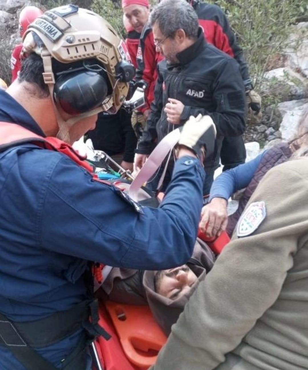 İzmir’de kayalıklardan düşen kişi helikopterle böyle kurtarıldı
