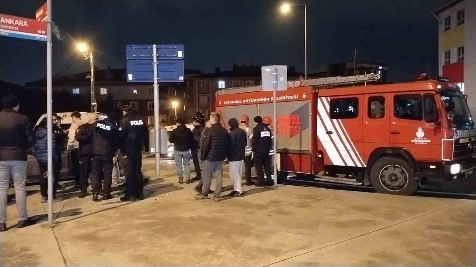 Pendik’te servis minibüsü otomobile çarptı: 5 yaralıundefined