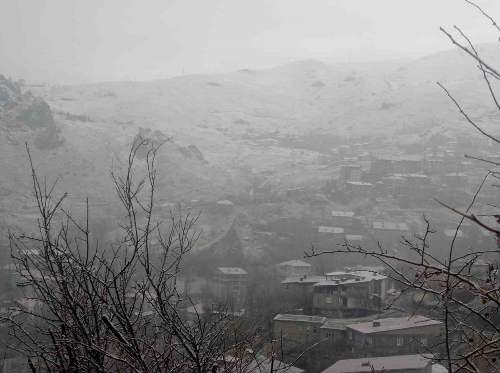 Hakkari’de karla karışık yağmur etkili oldu
