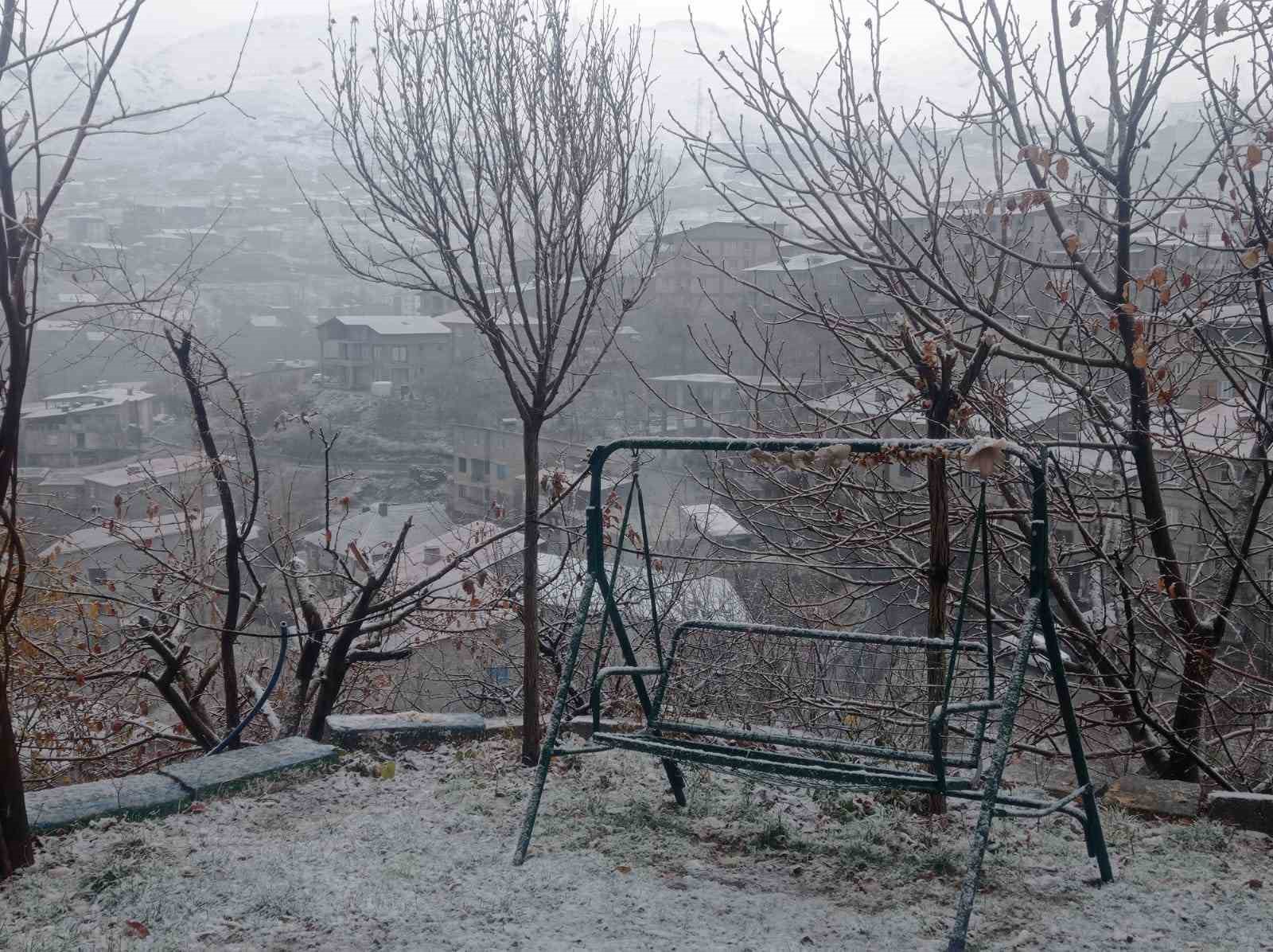 Hakkari&rsquo;de karla karışık yağmur etkili oldu
