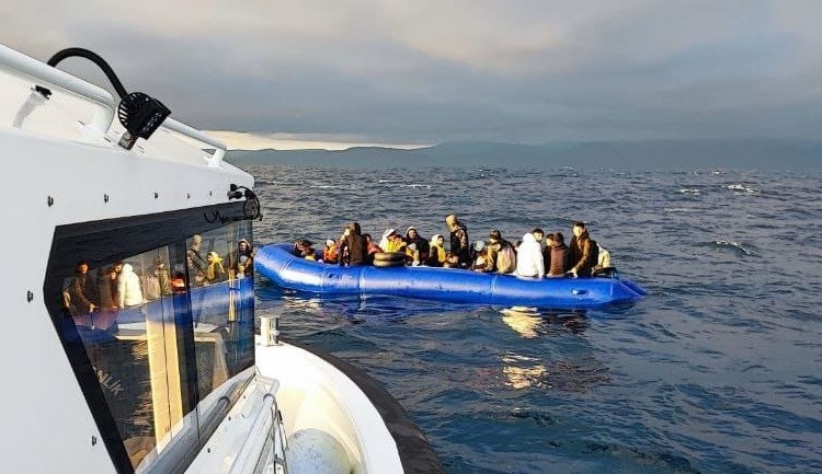 Ayvalık’ta 43 göçmen kurtarıldı, 48 göçmen yakalandı