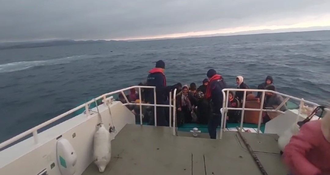 Ayvalık&rsquo;ta 43 g&ouml;&ccedil;men kurtarıldı, 48 g&ouml;&ccedil;men yakalandı
