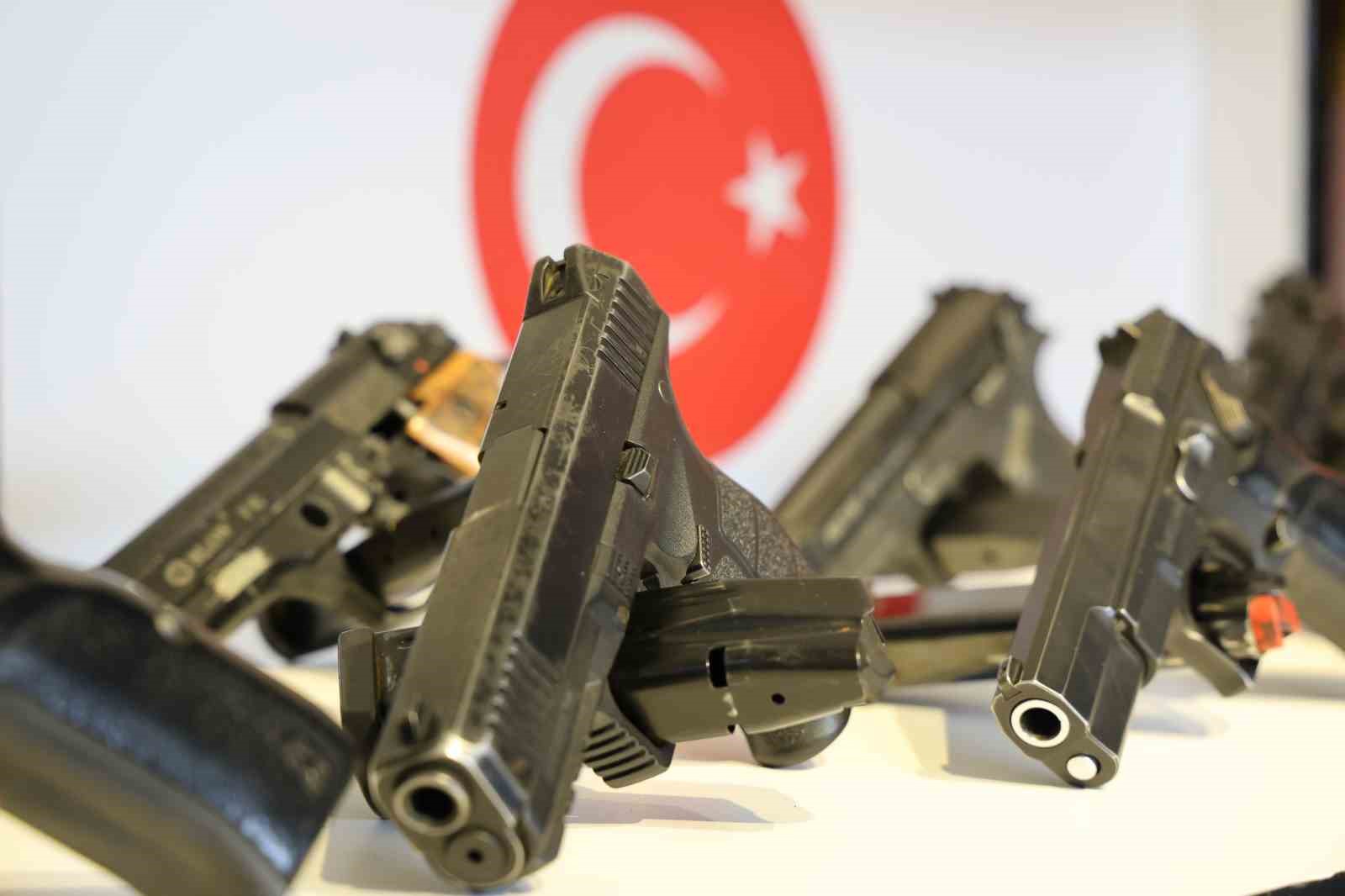 Hafif makineli tfekle ev kurunlayan pheli Seyhan polisinden kaamad
