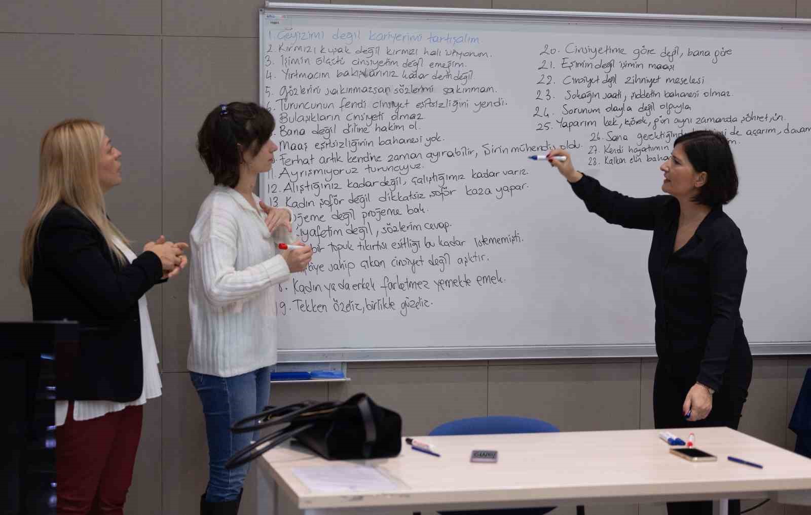 Kadına yönelik şiddete farkındalık için öğrencilerden manifesto