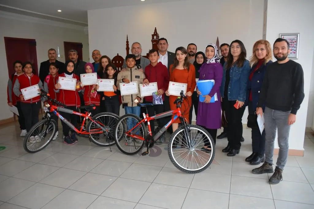 Başkan Sargın Çevreci Öğrencilere Ödül Verdi