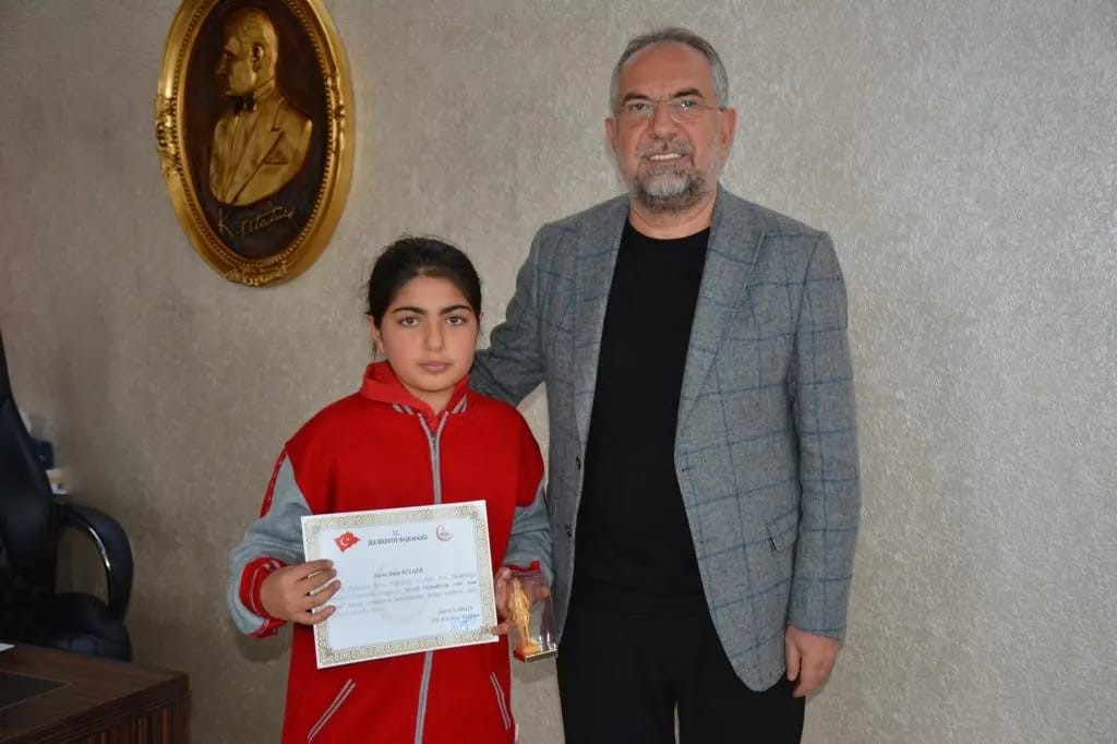 Başkan Sargın &Ccedil;evreci &Ouml;ğrencilere &Ouml;d&uuml;l Verdi
