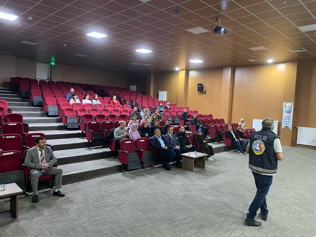 Hisarcık&rsquo;ta "En İyi Narkotik Polisi Anne" projesi eğitim programı
