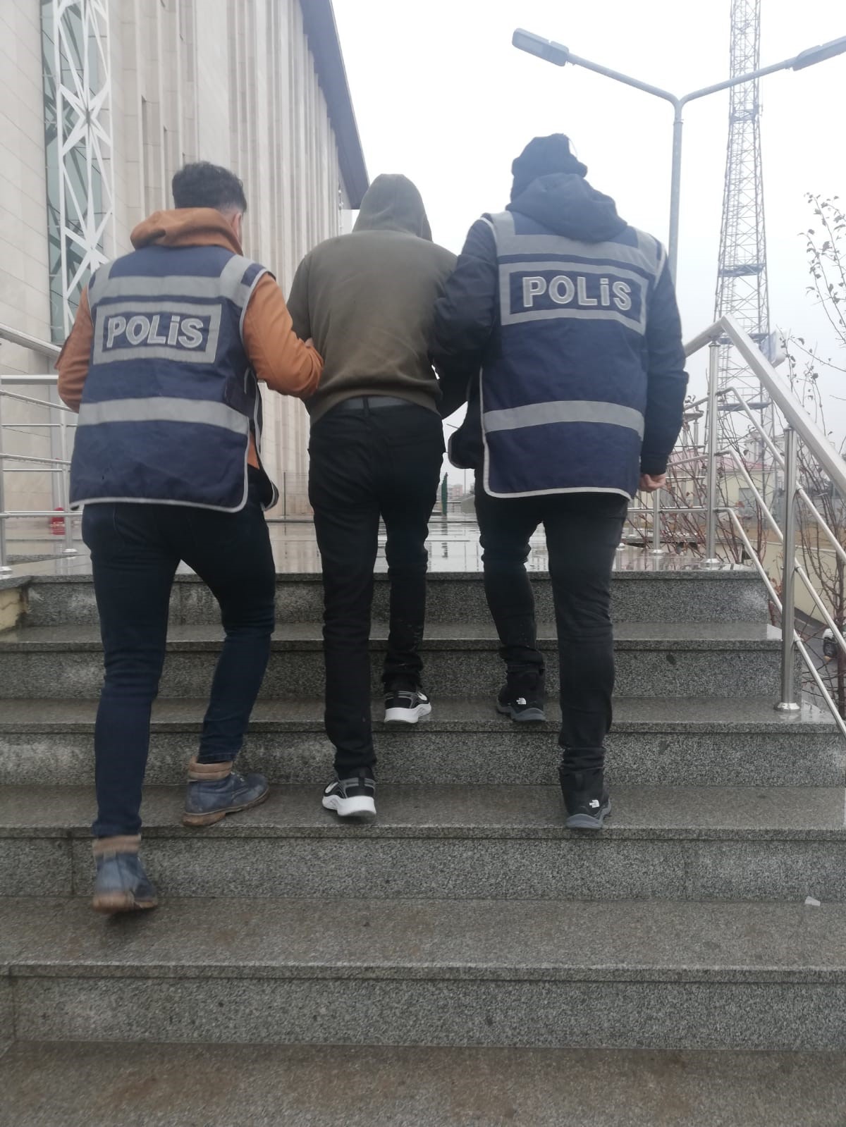 Kars&rsquo;ta &ccedil;eşitli su&ccedil;lardan aranan 3 kişi yakalandı
