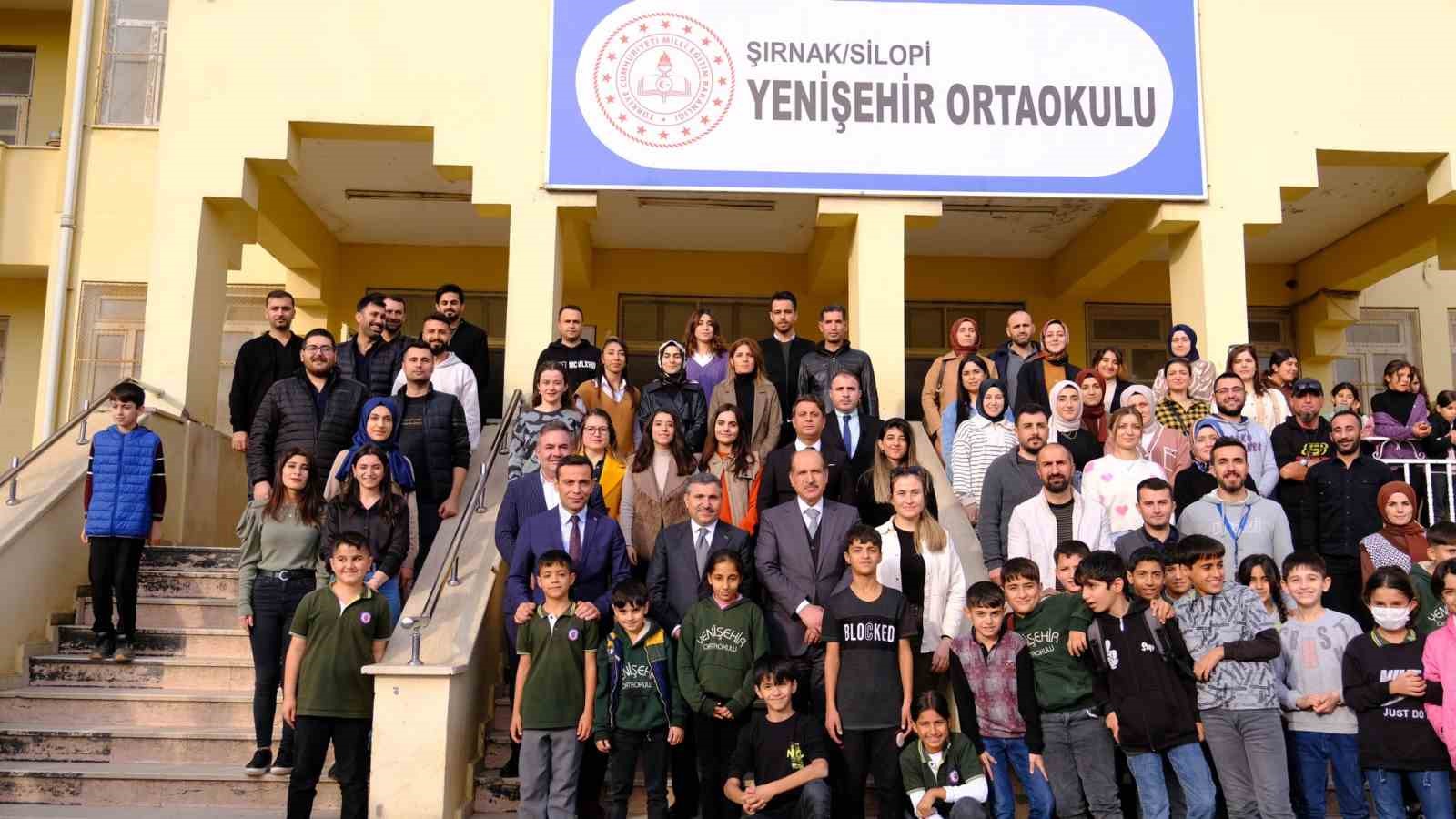 Şırnak Valisi Cevdet Atay&rsquo;dan annesi vefat eden &ouml;ğrenciye s&uuml;rpriz doğum g&uuml;n&uuml; ziyareti
