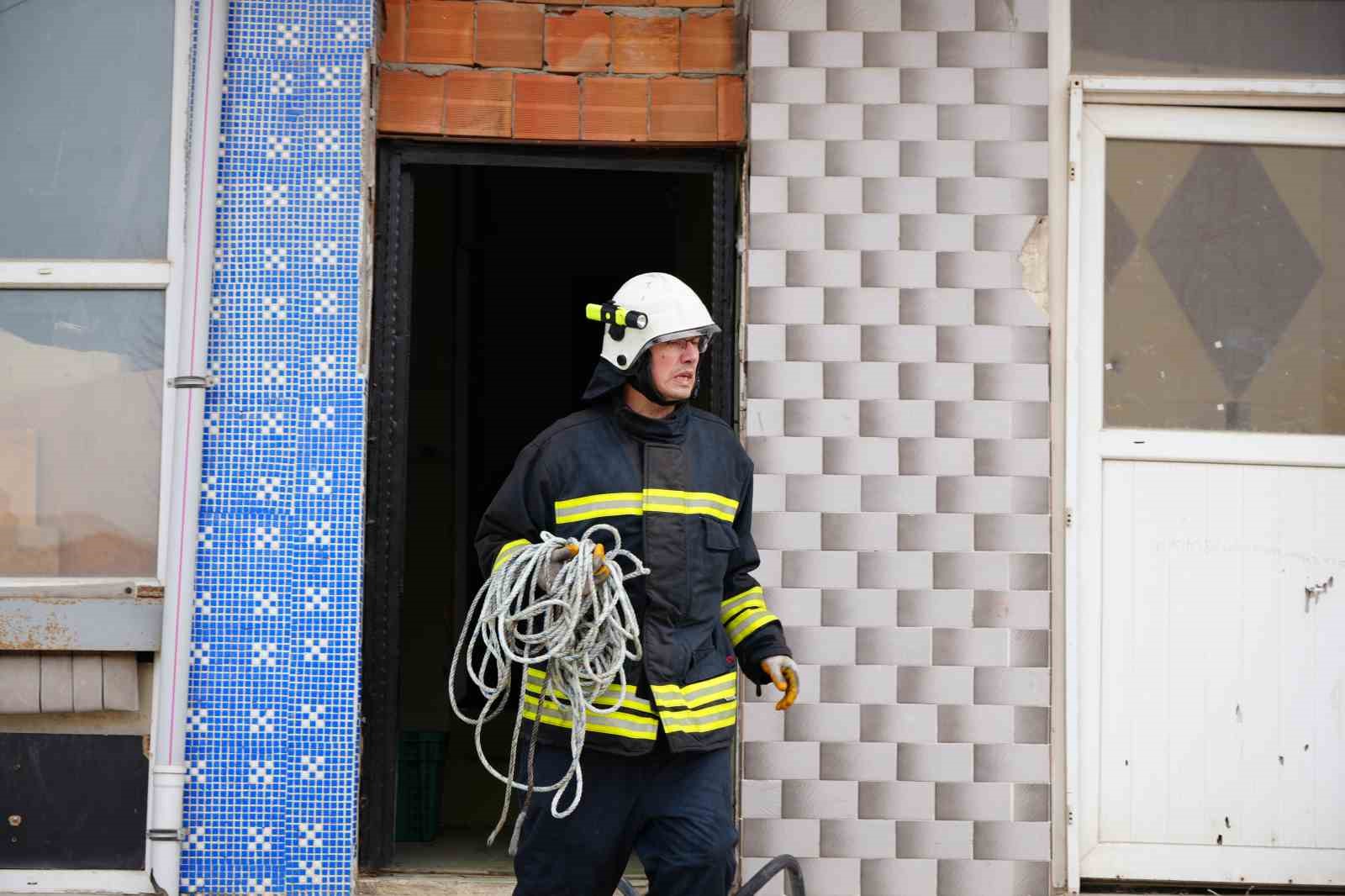 Evi yanan kadın komşularıyla g&ouml;zyaşlarına boğuldu
