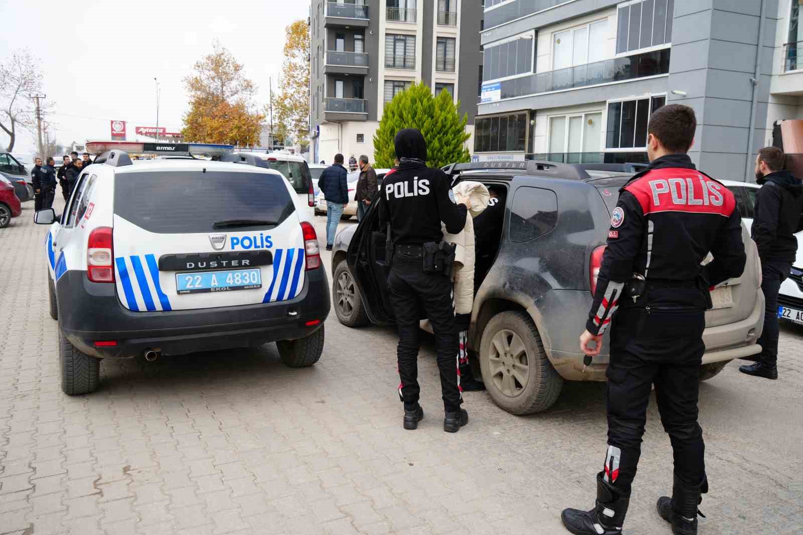 Cep telefonu hırsızı 3 kişi tutuklandı
