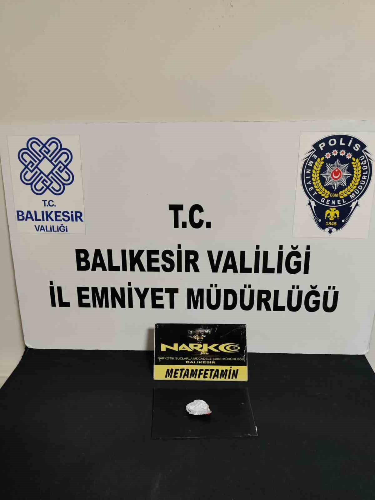 Şüpheli araçtan hem silah hem uyuşturucu ele geçirildi