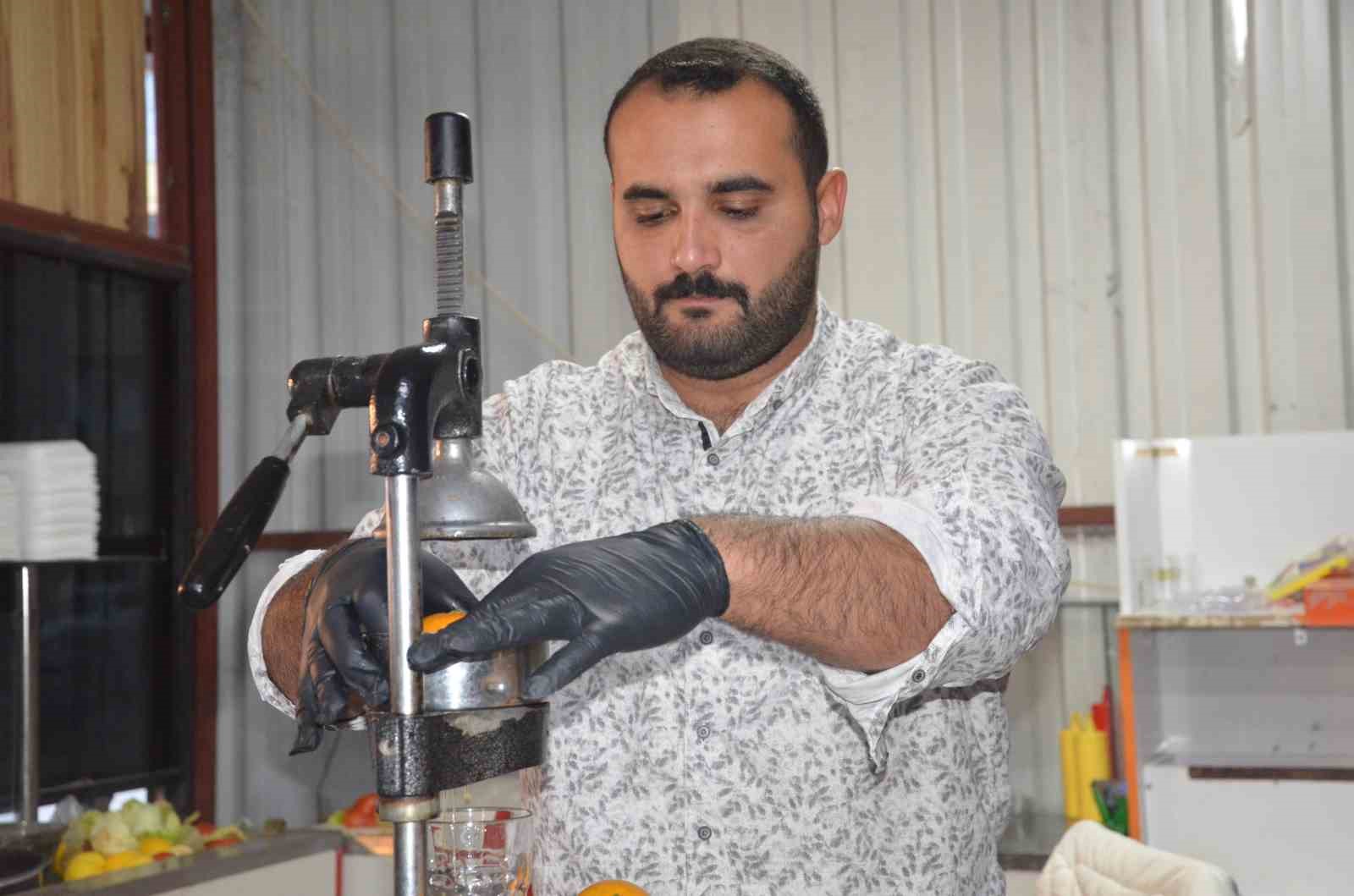 Depremde d&uuml;kkanı ağır hasar alan esnaf, yeni a&ccedil;tığı iş yeri ile hayata yeniden tutundu
