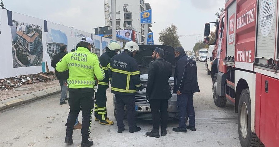 Seyir halindeki otomobil alev aldı
