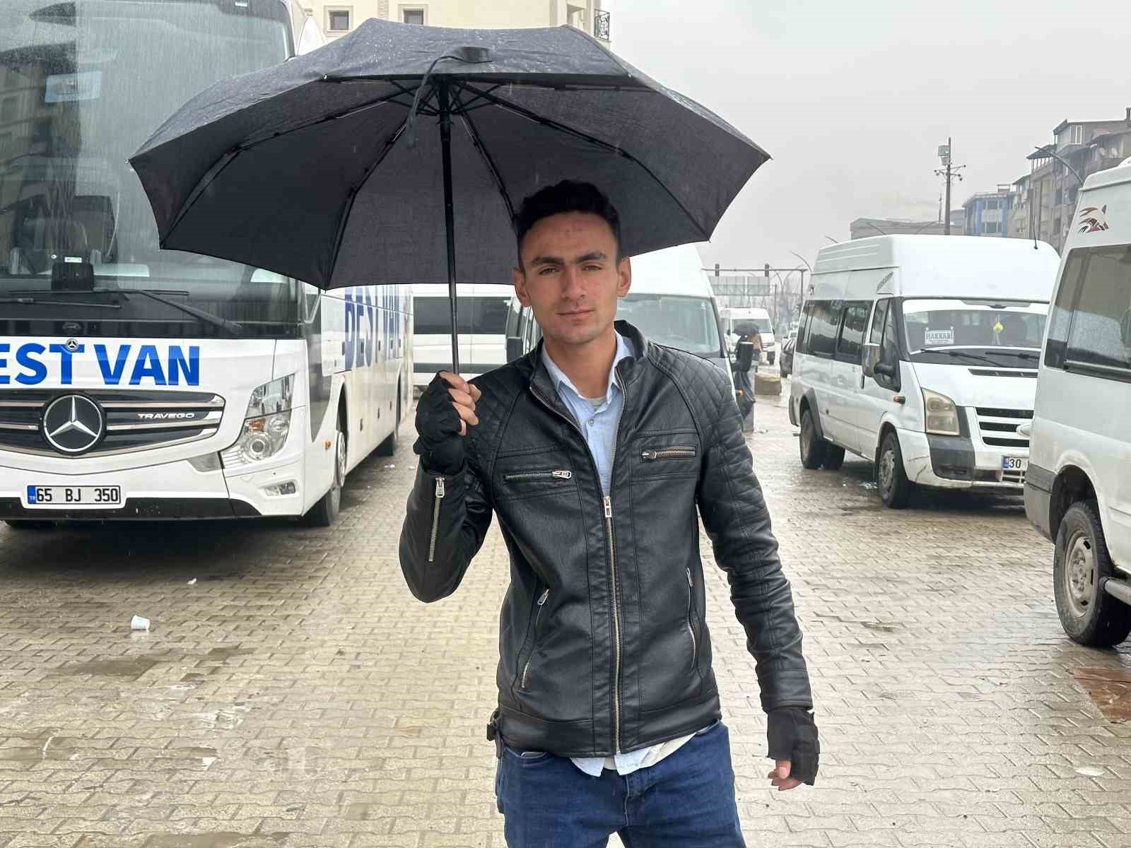 Yüksekova’da kar yağışı yerini yağmura bıraktı