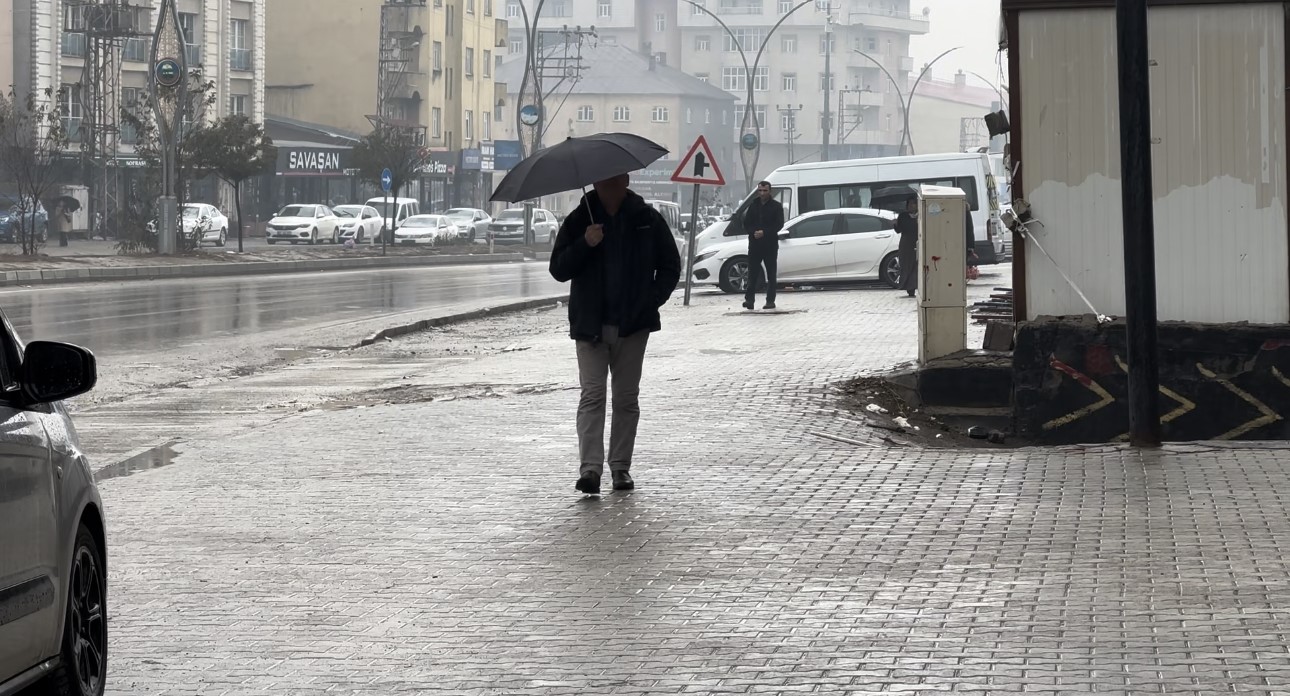 Y&uuml;ksekova&rsquo;da kar yağışı yerini yağmura bıraktı
