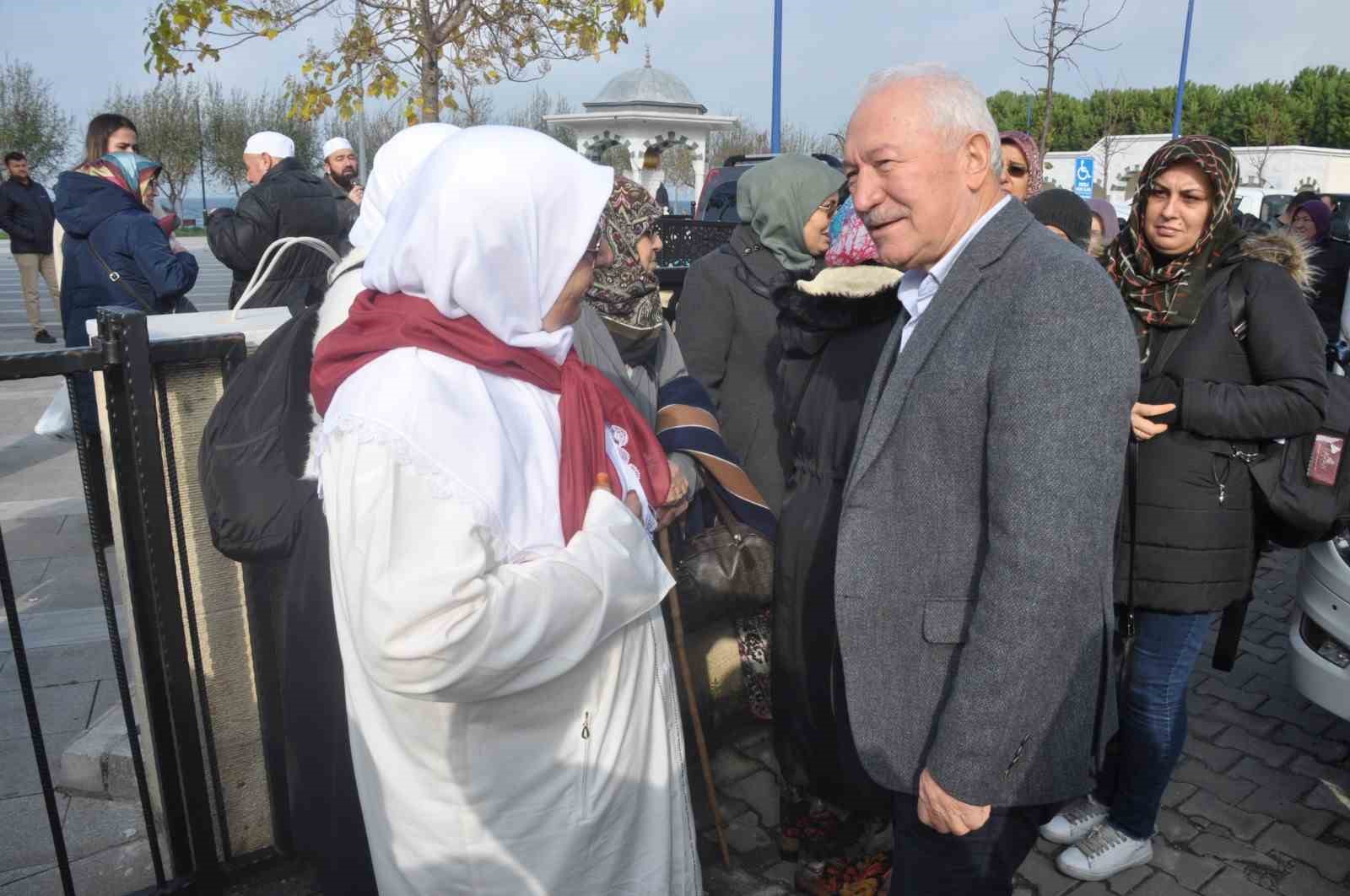 Lapseki&rsquo;de umre yolcuları dualarla uğurlandı
