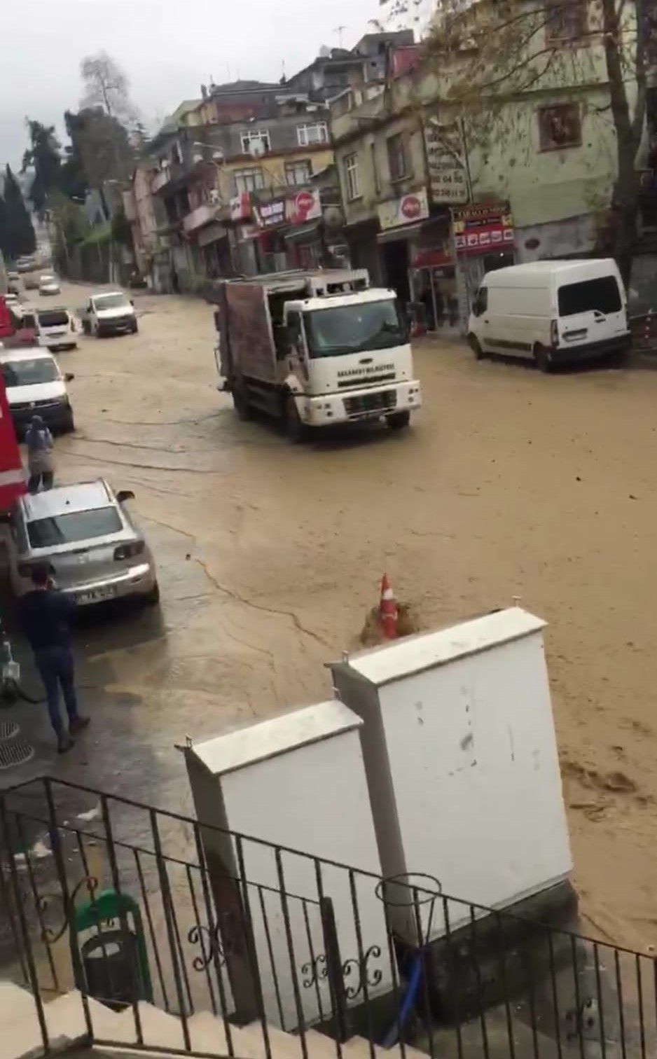 Trabzon’da su borusu patladı, yollar göle döndü