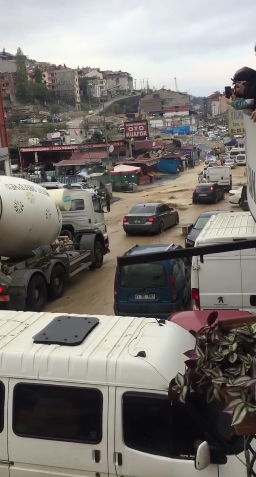 Trabzon’da su borusu patladı, yollar göle döndü