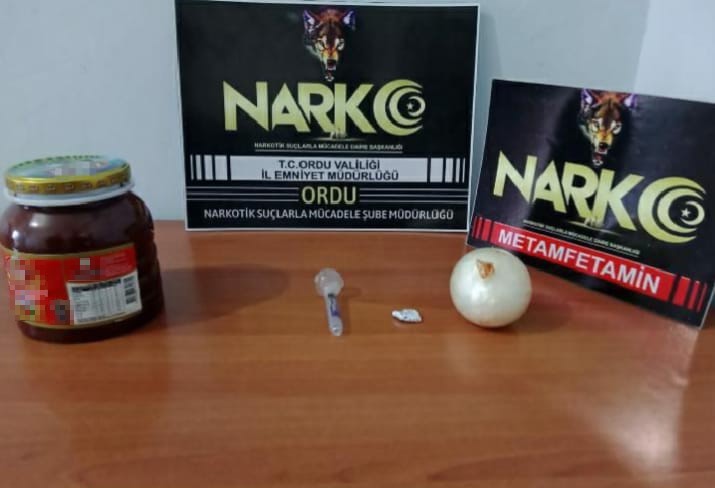 Salça kavanozunda uyuşturucu ile yakalanan 2 şahıs tutuklandı