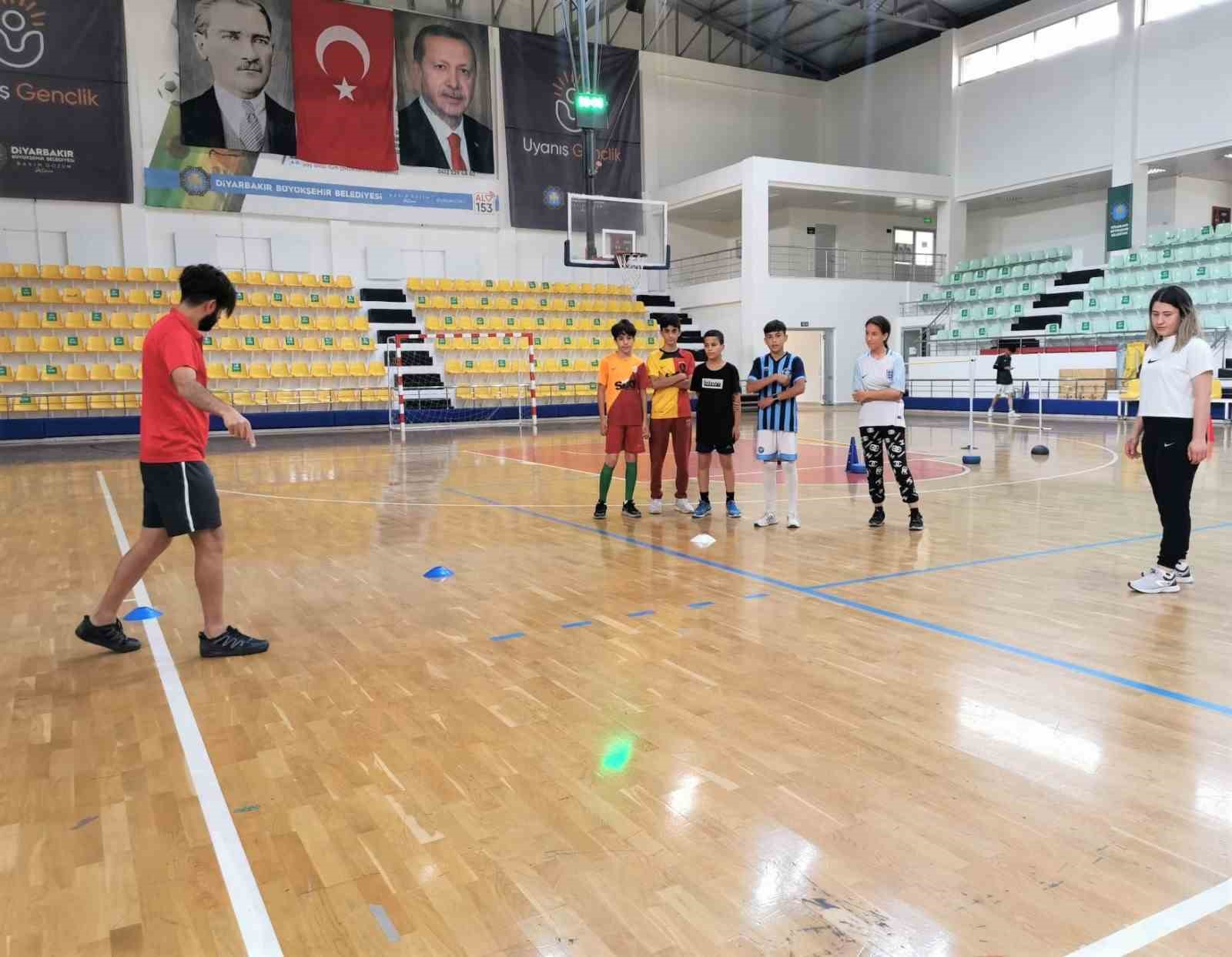 Diyarbakır&rsquo;da &uuml;cretsiz yetenek kursları devam ediyor
