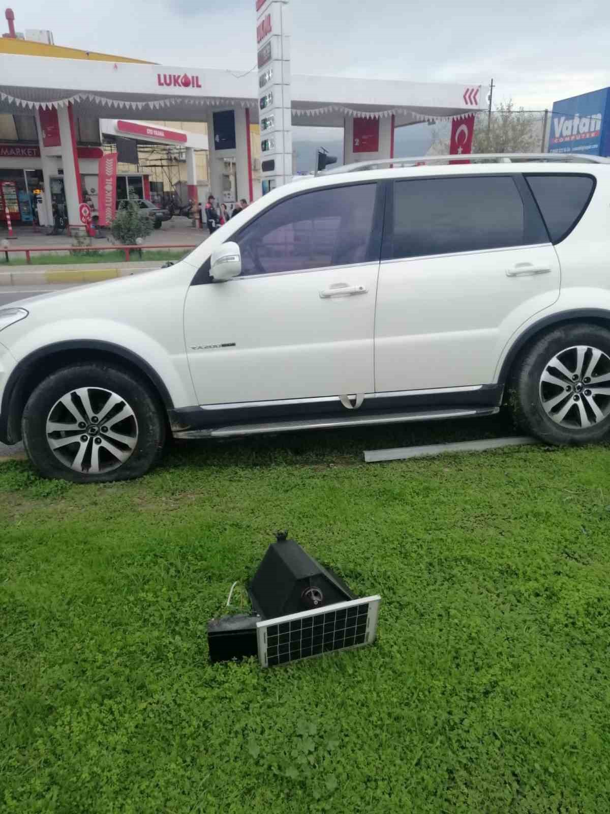 Edremit’te servis minibüsü ile otomobil çarpıştı: 6 yaralı